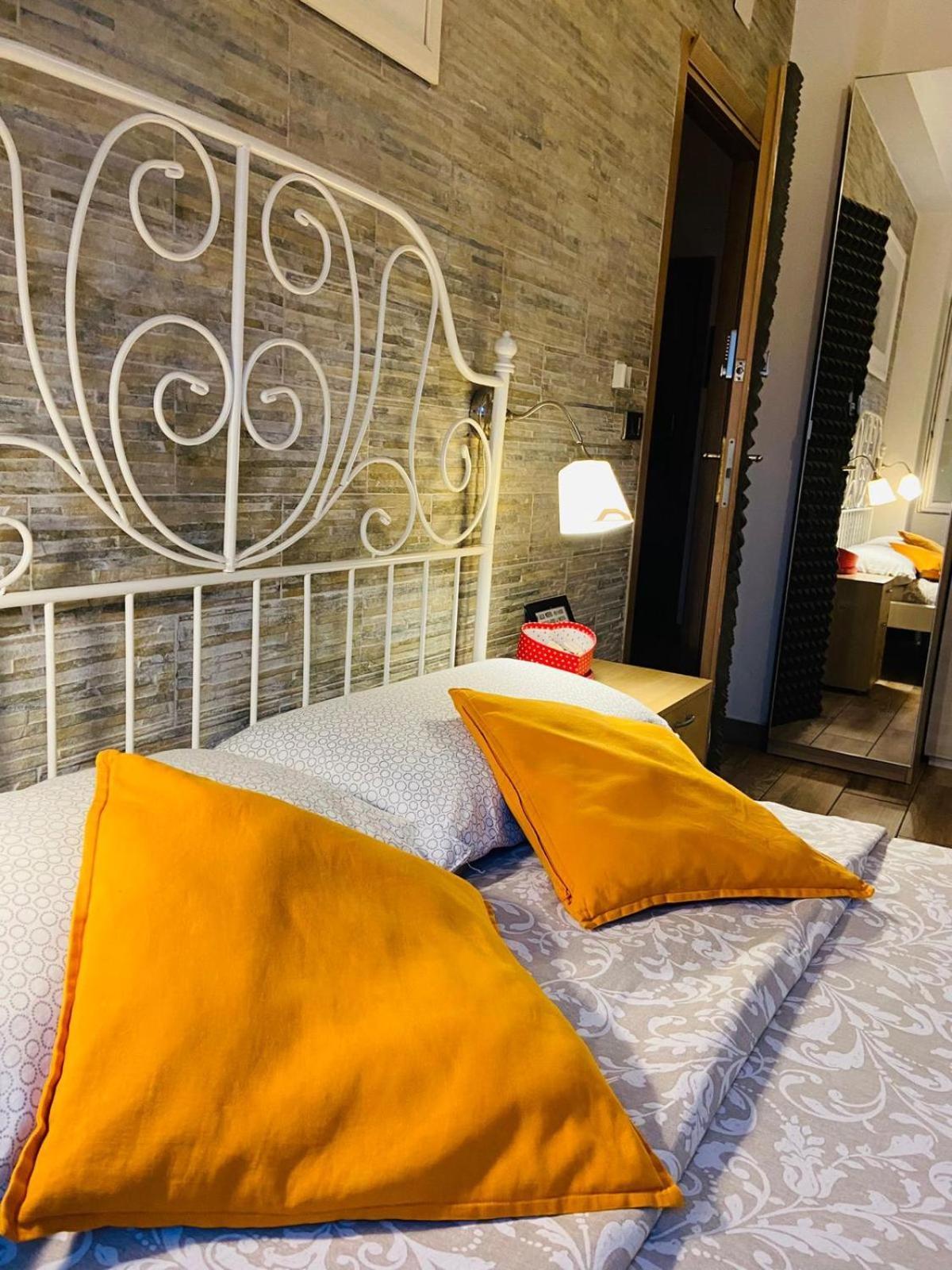 Europe Station Rooms Parma Bagian luar foto