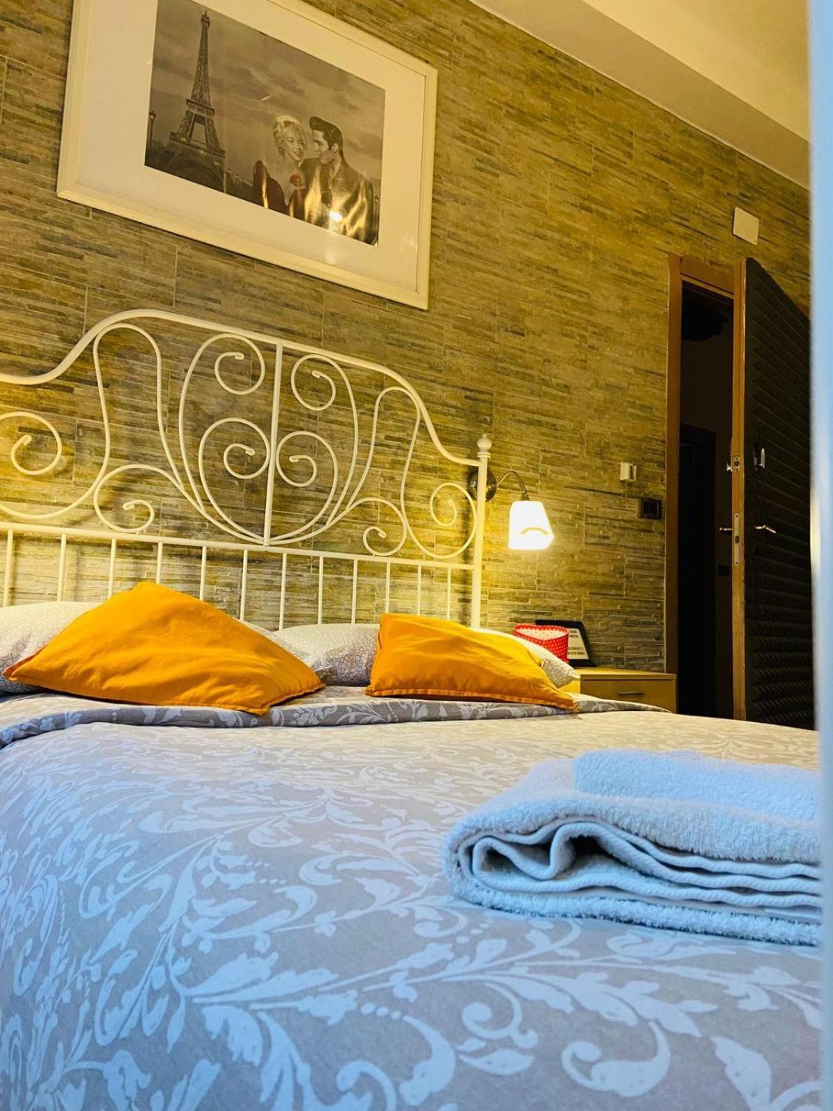 Europe Station Rooms Parma Bagian luar foto